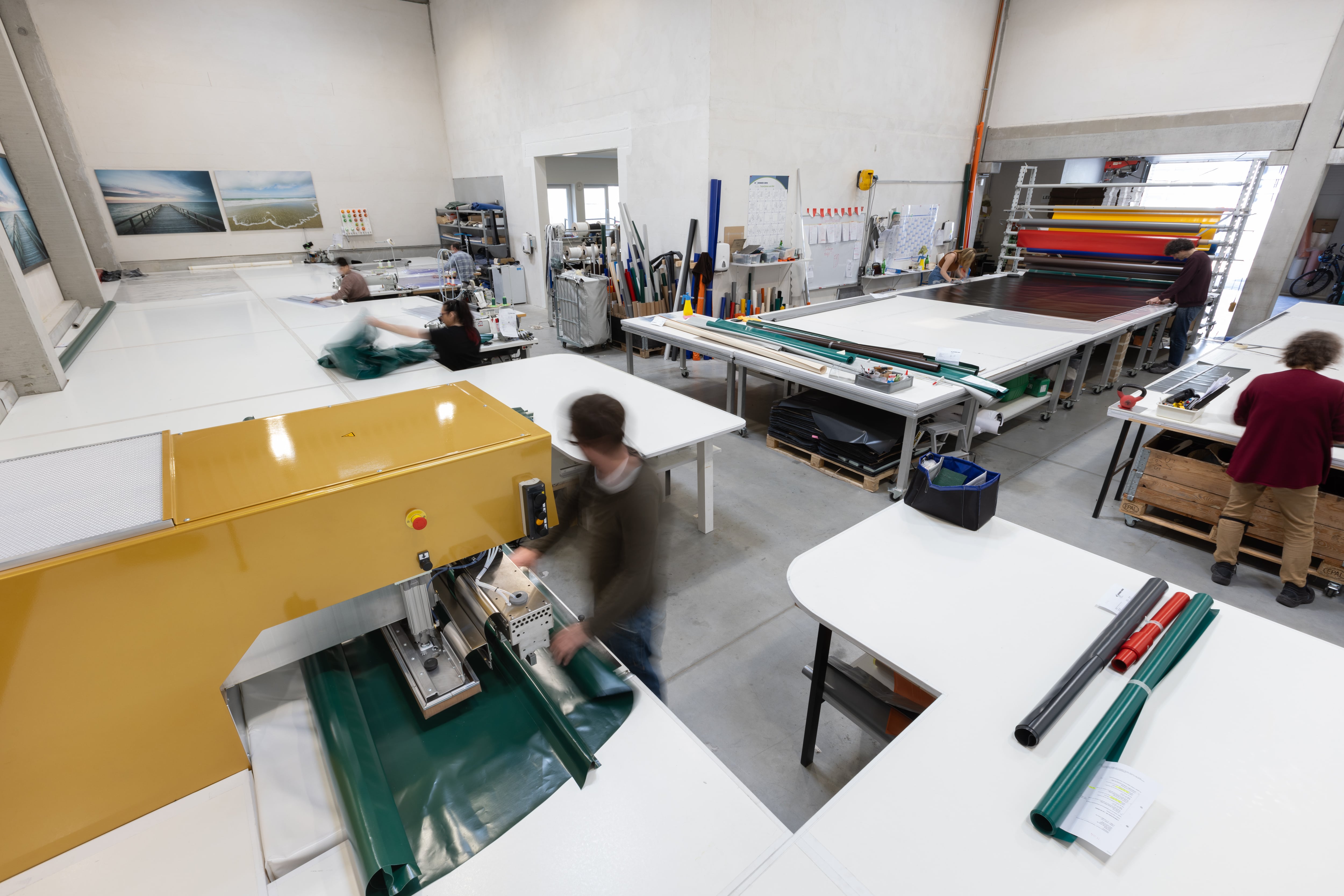 Produktionsmaschine zum Verschweißen von Planenmaterial in der Werkhalle