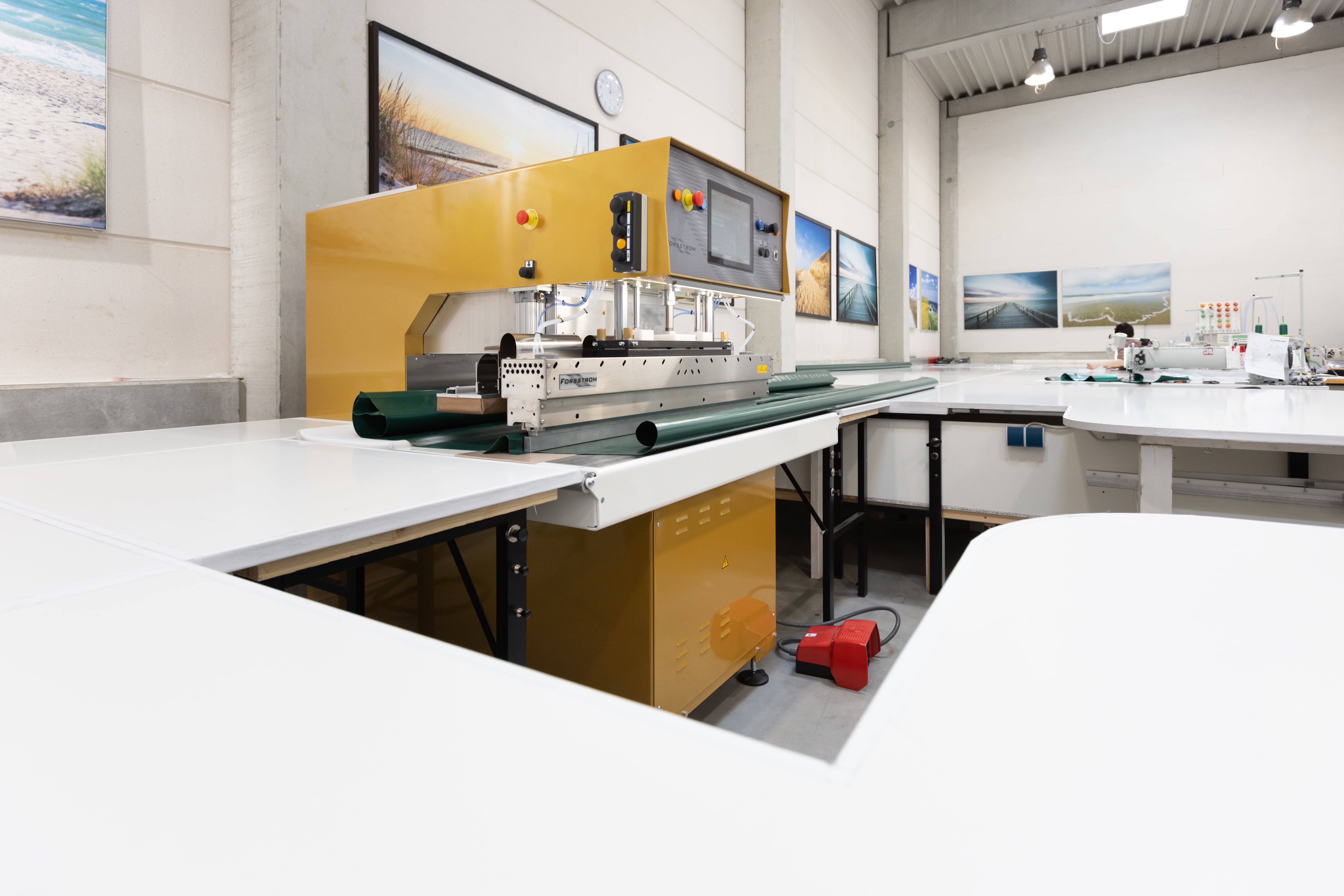 Produktionsmaschine zum Verschweißen von Planenmaterial in der Werkhalle