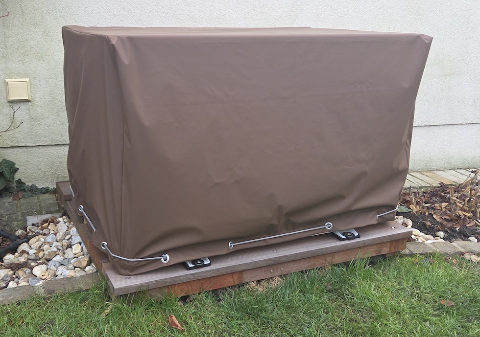 Abdeckhaube für Wärmepumpe aus Teaksafe Material